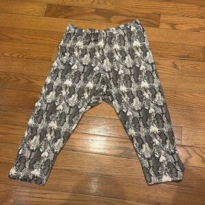 Chic Black and White Snakeskin Print Leggings from Old Navy - cropped fit